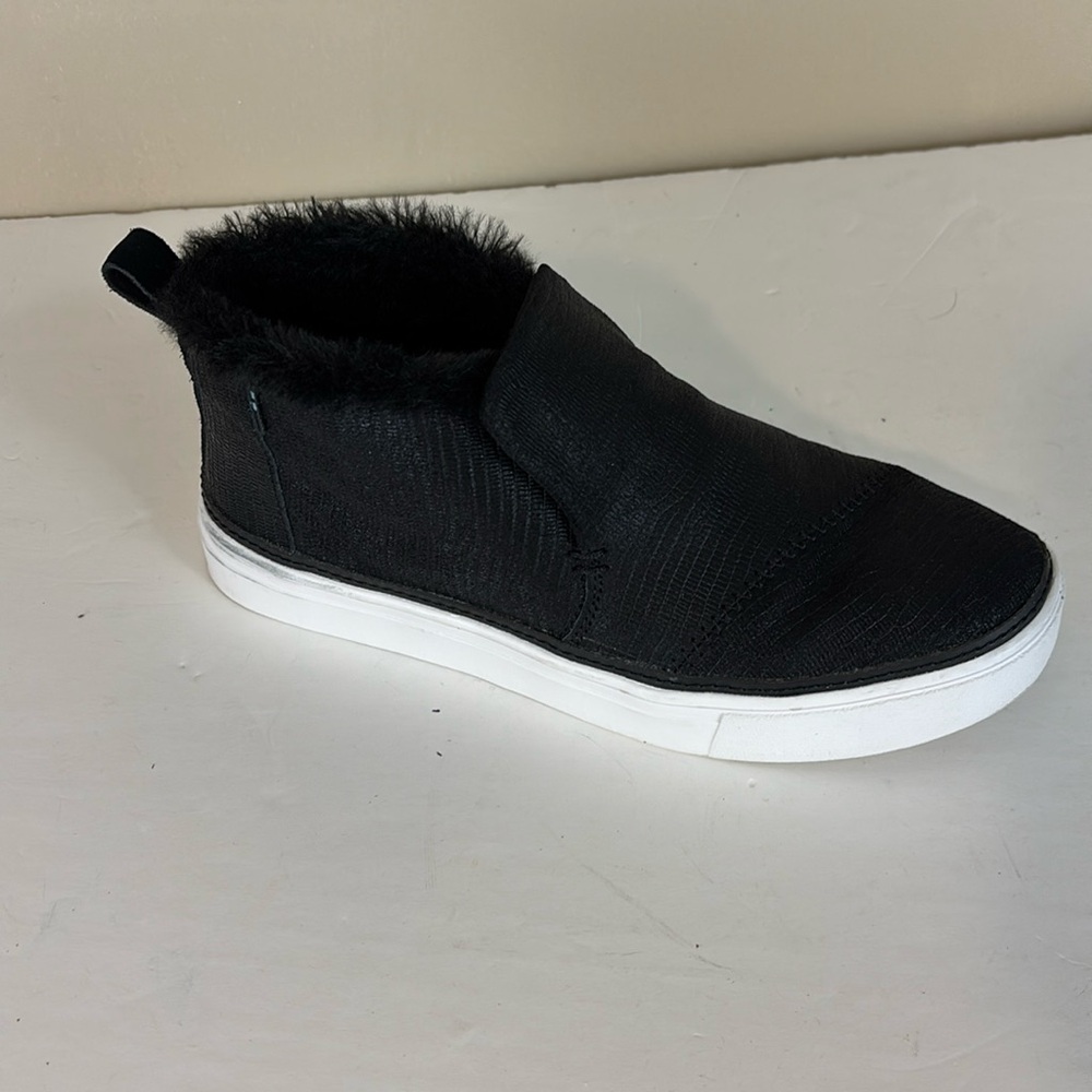 Toms Black Paxton Sneakers Slip Ons  Faux Fur Lined Size 7